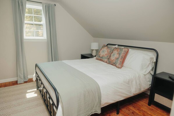 4 bedrooms, desk, iron/ironing board, travel crib