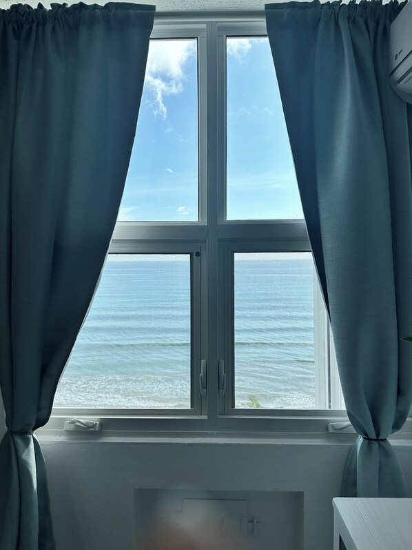 Interior - Cozy 1-bedroom beachfront condo with AC and WiFi in charming Luquillo (Luquillo)