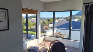 A small room with a window seat overlooking a residential area. - Best position in Mt Maunganui, quiet yet central. 300 m from beach & Pilot Bay (Mount Maunganui)