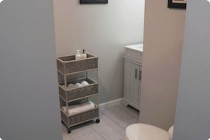 Shower, hair dryer, towels, soap - Charming one-bedroom house with a king size with AC and WiFi in enjoyable Wabash (Wabash)