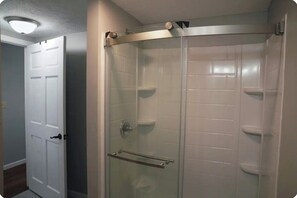 Dusj, hårføner, håndklær og såpe