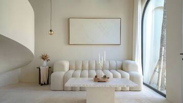 Vila Junior, patio, pemandangan kolam renang | Area keluarga | Televisi LED 55-inci dengan saluran TV kabel