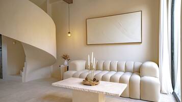 Vila Junior, patio, pemandangan kolam renang | Ruang keluarga | Televisi LED 55-inci dengan saluran TV kabel