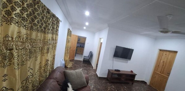 TV - Inviting 1-Bed House in Brusubi (Brusubi)