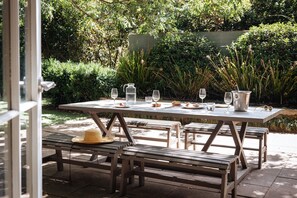 Outdoor dining - Canberra Heritage House, across from the Australian War Memorial, walk to CBD (Reid)