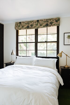 5 bedrooms, iron/ironing board, internet, bed sheets - Canberra Heritage House, across from the Australian War Memorial, walk to CBD (Reid)