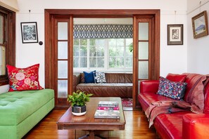 Smart TV, books - Canberra Heritage House, across from the Australian War Memorial, walk to CBD (Reid)