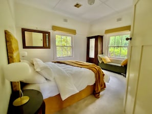 5 bedrooms, iron/ironing board, Internet, bed sheets - Canberra Heritage House, across from the Australian War Memorial, walk to CBD (Reid)