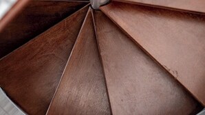 Eine Wendeltreppe mit kreisförmigem Design.