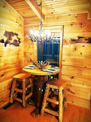 Dining - Cozy Bear cabin in great location - Fall specials (Pigeon Forge)