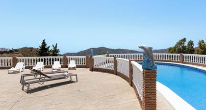 Chalet Encantador en Málaga con Piscina y Chimenea