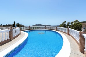 Outdoor pool - Chalet Encantador en Málaga con Piscina y Chimenea (Corumbela)