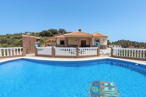 Outdoor pool - Chalet Encantador en Málaga con Piscina y Chimenea (Corumbela)