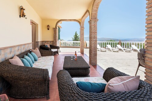 Chalet Encantador en Málaga con Piscina y Chimenea