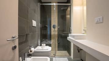 Dusche, Haartrockner, Bidet, Handtücher