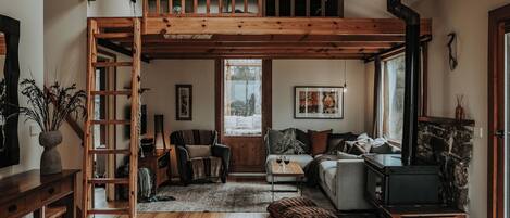 Una Smart TV, una chimenea, libros