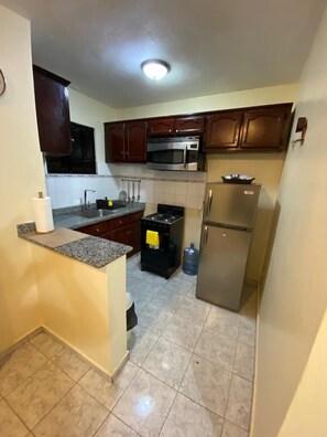 Kühlschrank, Mikrowelle, Ofen, Wasserkocher mit Kaffee-/Teezubehör