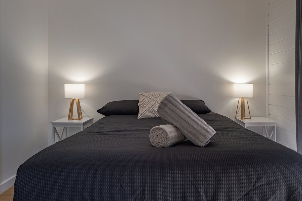 Suite estudio Confort, vistas al patio | Escritorio, espacio para trabajar con un portátil, cortinas opacas