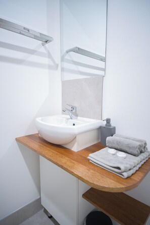 Comfort-studiosviitti, näköala pihalle | Kylpyhuone