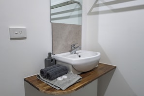 Comfort Studio Suite, Mountain View | Bathroom