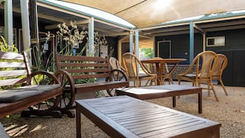 Studio Suite tiện nghi đơn giản, quang cảnh sân vườn | Trang trí khác biệt, trang bị nội thất với thiết kế riêng biệt, bàn