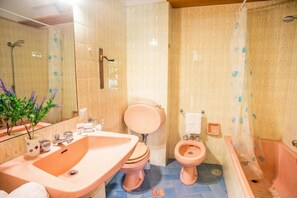 Shower, hair dryer, bidet, towels - Bilocale Vista Mare con Piscina SeaView Balcony + Pool, Sanremo, Italy (Sanremo)