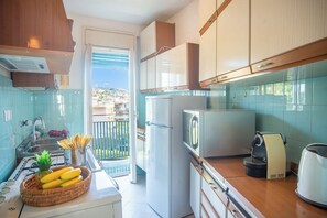 Køleskab, mikrobølgeovn, kogeplade, kaffe-/temaskine