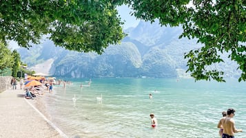 Una spiaggia nelle vicinanze