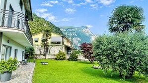 Un hôtel doté d’une cour pavée de pierres, d’une piscine et offrant une vue sur les montagnes.