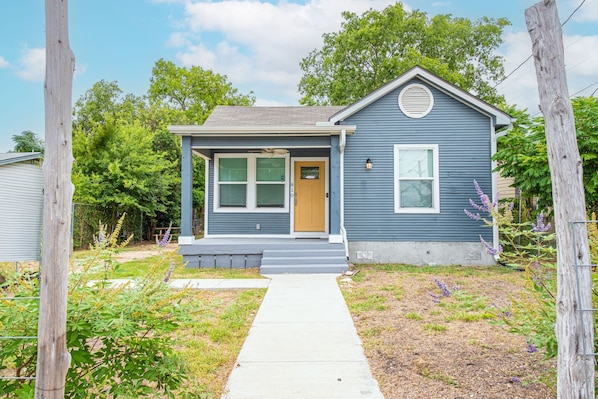 House | 2 bedrooms - Cozy and Gorgeous 2BR 1BA Near Amazing Downtown (San Antonio)