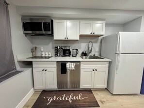 Kühlschrank, Mikrowelle, Herdplatte, Geschirrspüler