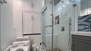 Hair dryer, towels, soap, shampoo - Remodeled 1BR near SF/SFO — parking + EV (South San Francisco)