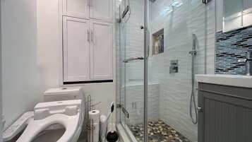 Haartrockner, Handtücher, Seife, Shampoo