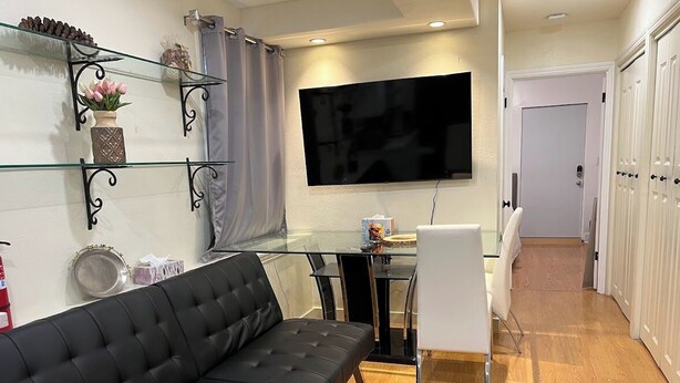 Smart TV, books, computer monitors, printers - Remodeled 1BR near SF/SFO — parking + EV (South San Francisco)