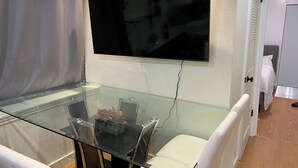 Dining - Remodeled 1BR near SF/SFO — parking + EV (South San Francisco)