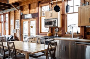 Fridge, microwave, oven, stovetop - Lakeside Cabin on Private Lake! Perfect for families and couples getaway. (Cascade)