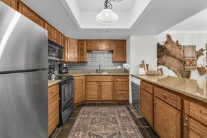 Kylskåp, mikrovågsugn, ugn och spishäll