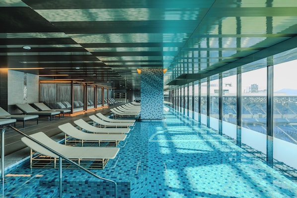 Una piscina cubierta