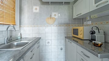Een koelkast, een magnetron, een oven, een koffiezetapparaat/waterkoker