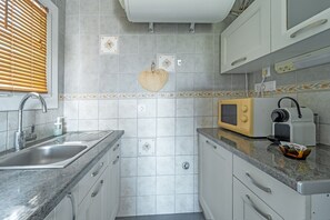 Fridge, microwave, oven, coffee/tea maker