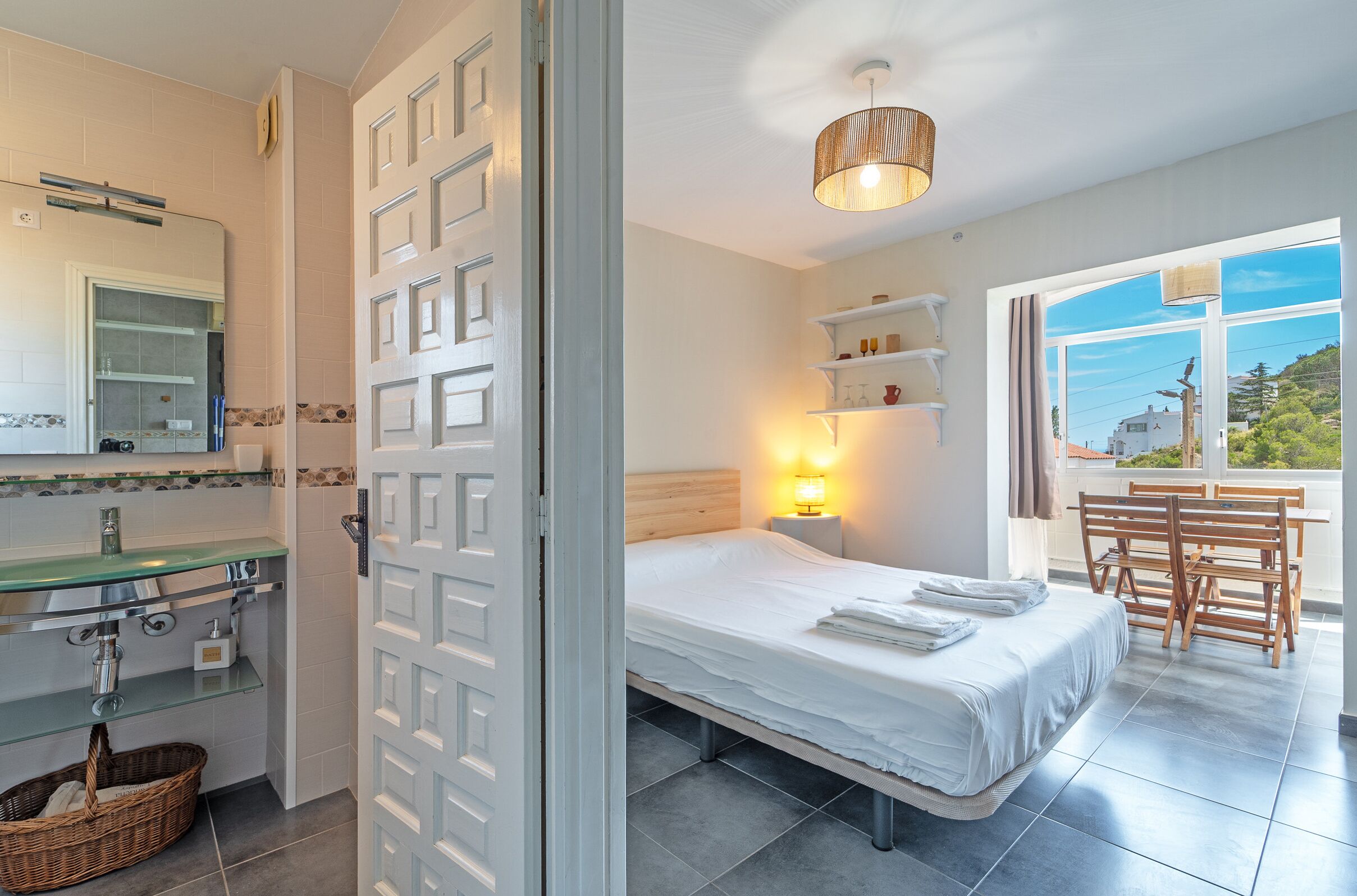 WiFi (無料)、ベッドシーツ