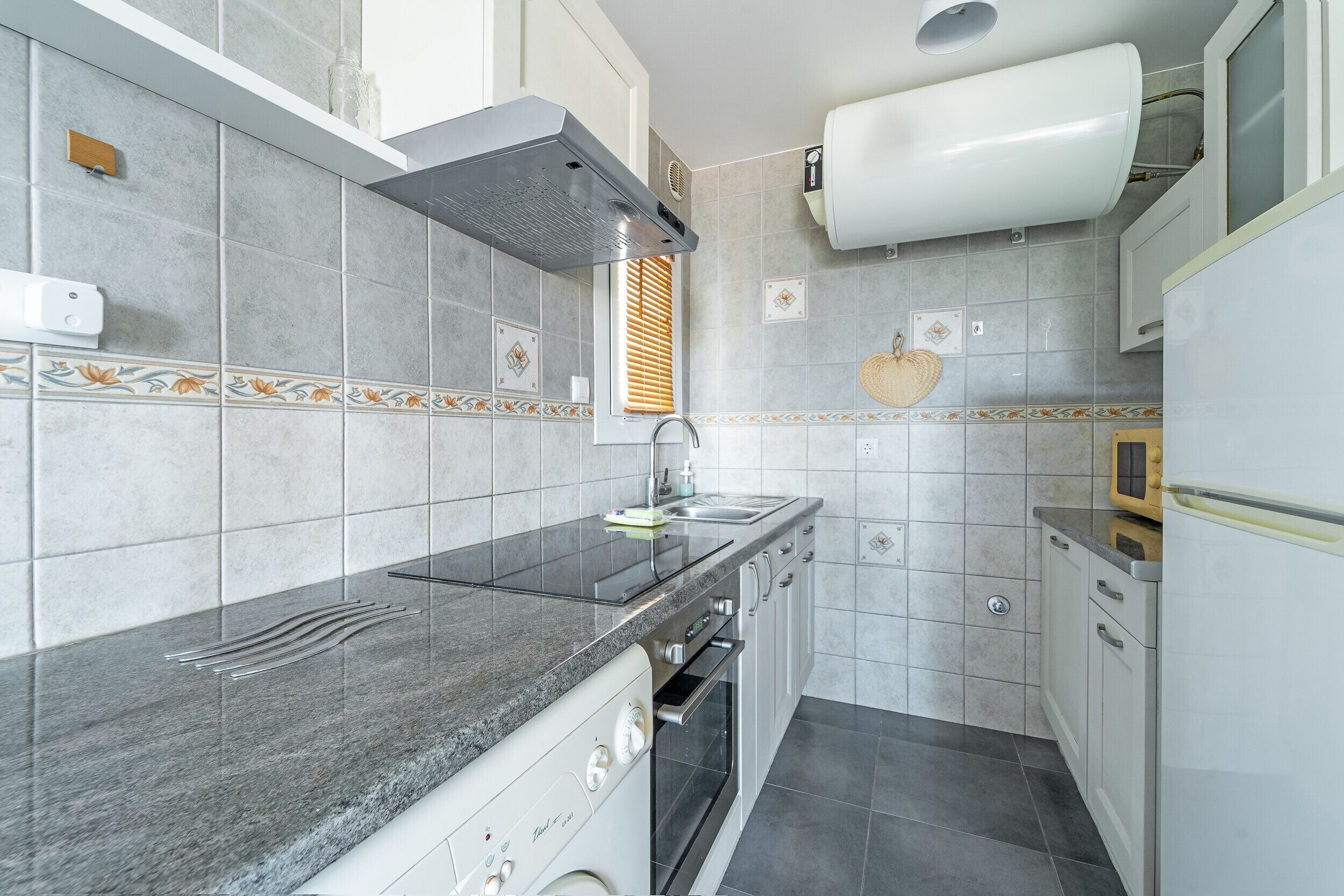 Kühlschrank, Mikrowelle, Ofen, Wasserkocher mit Kaffee-/Teezubehör