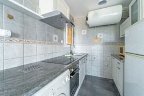 Fridge, microwave, oven, coffee/tea maker