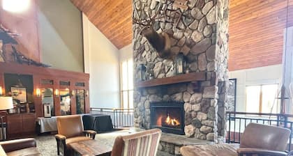 Ski-In/Ski-Out Condo | Hot Tub + Mountain Views