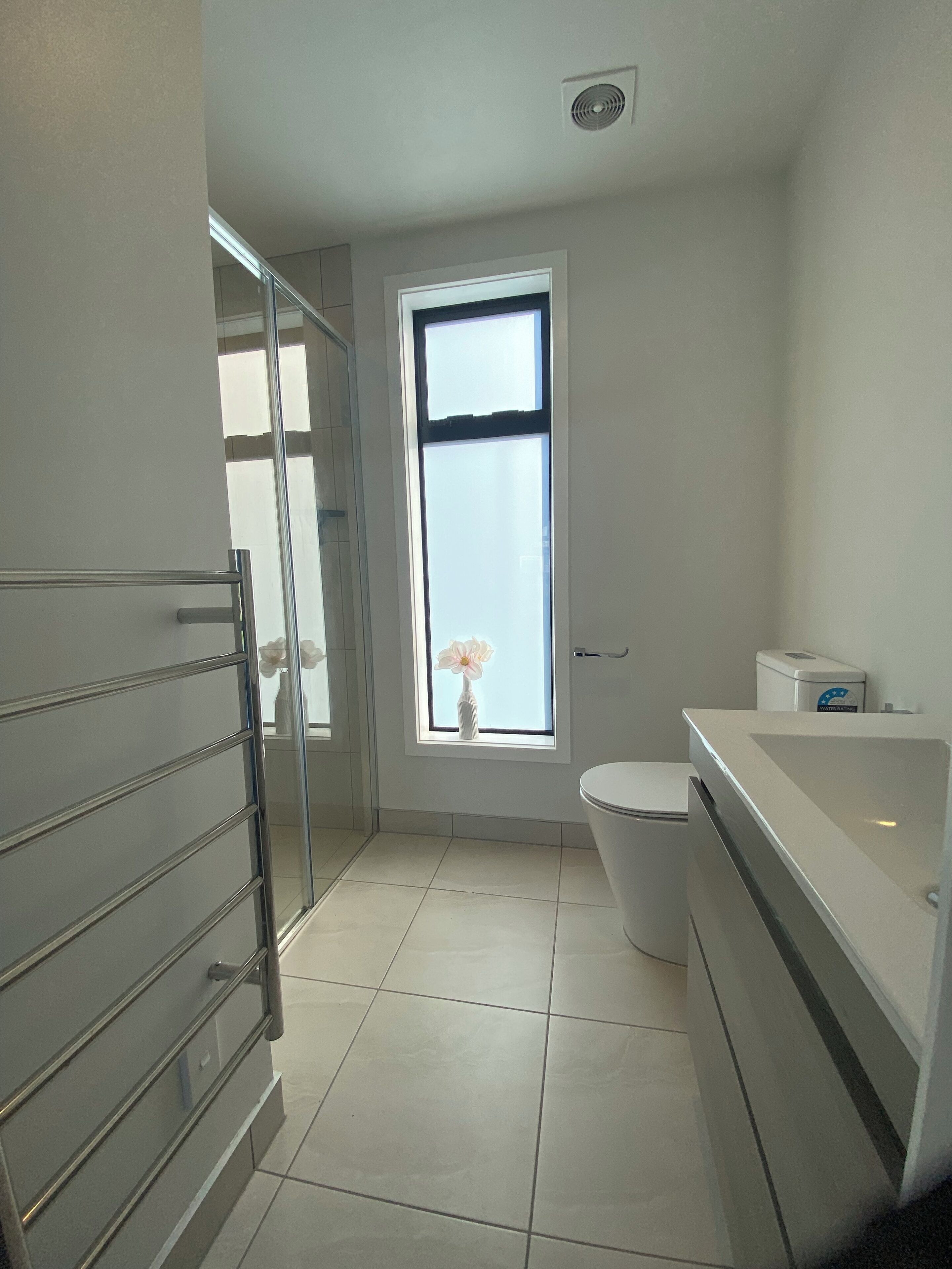 Douche, sèche-cheveux, serviettes fournies, savon