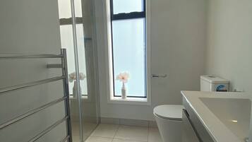 Douche, sĂšche-cheveux, serviettes fournies, savon