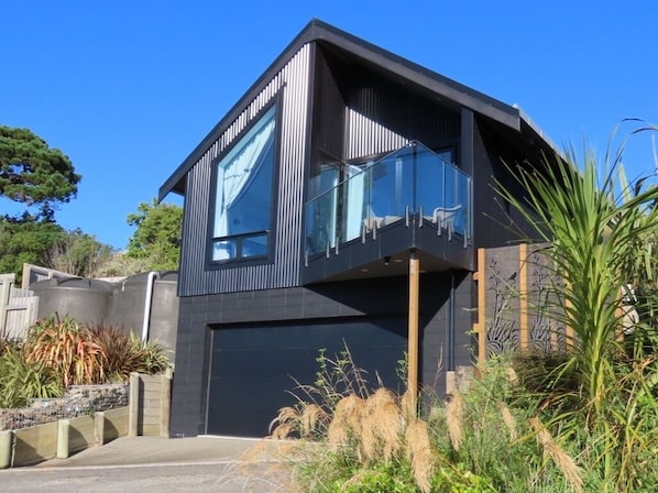 Exterior -   Stylish modern apartment with stunning lighthouse views, close to the beach (Castlepoint)