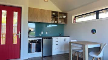 Frigorífic, forn, placa de cuina i cafetera i tetera