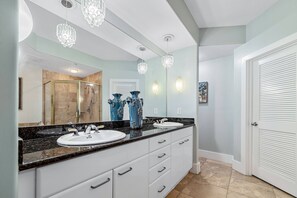 Douche, baignoire à jets, serviettes fournies, shampoing