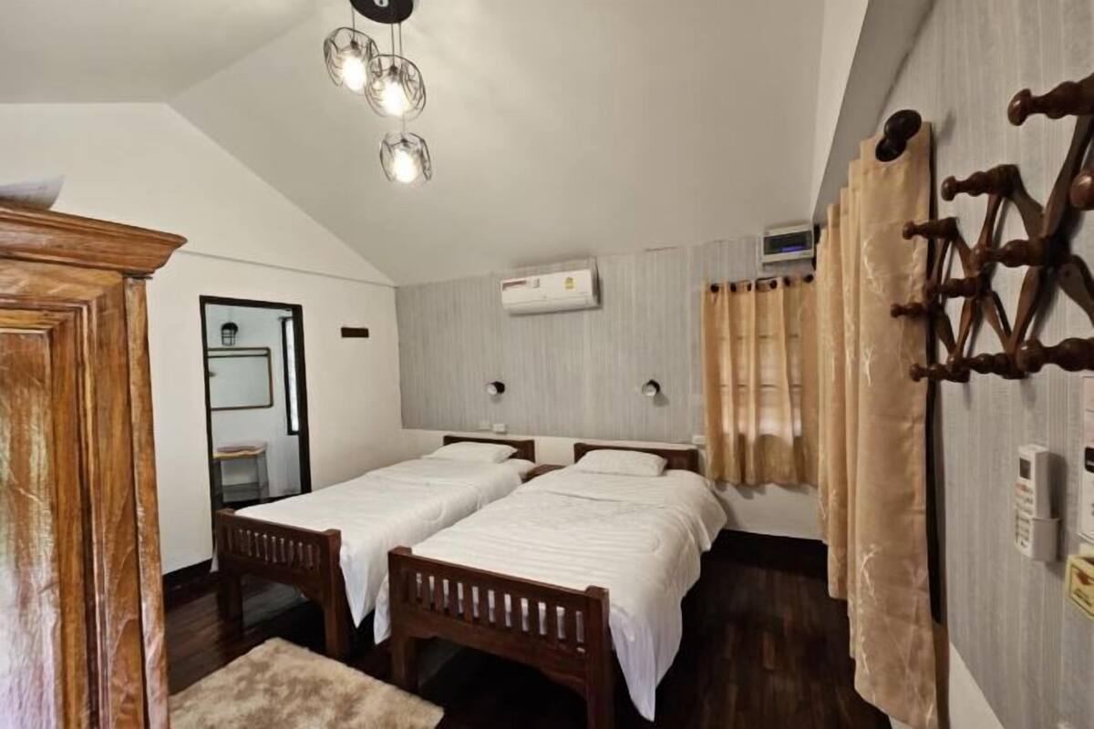 Blackout curtains, free WiFi